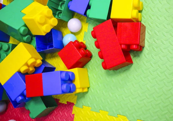 yapı kiti. İnşaat için plastik renk çocuk Tasarımcısı farklı form detayları.