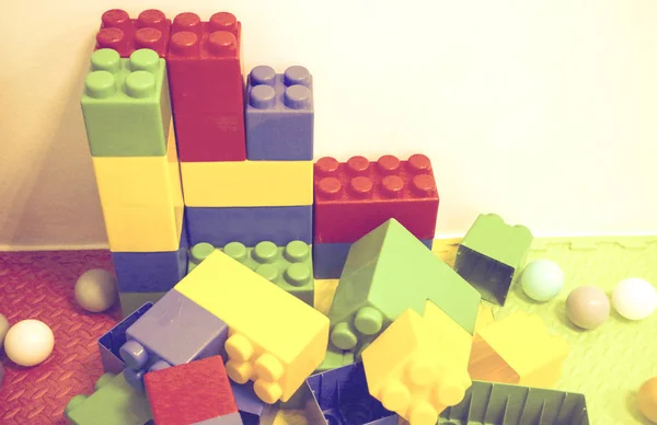 Kit de construction. détails de différentes formes de plastique concepteur de couleur pour enfants pour la construction . — Photo