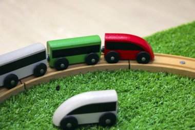 Araba, demiryolu ve ahşap ağaçlar ile çocuk ahşap tren bir