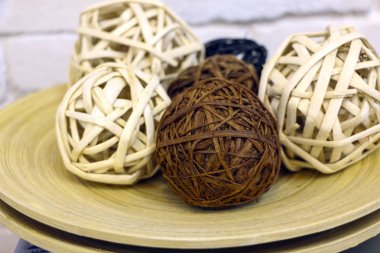 dekorasyon için ahşap plaka üzerinde açık ve koyu rattan topları