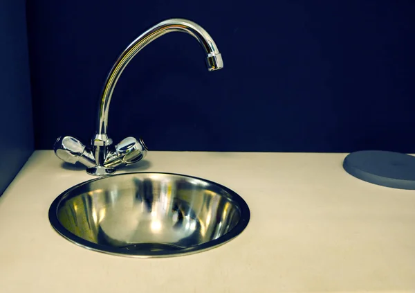 Хромированный блестящий кухонный кран и раковина для мытья посуды . — стоковое фото