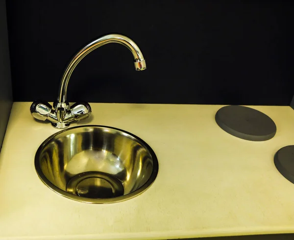 Chromed shiny kitchen faucet and sink for washing dishes. — Stock Photo, Image