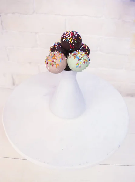 Вкусный торт с глазурью и красочной заправкой на палочке в белой вазе . — стоковое фото