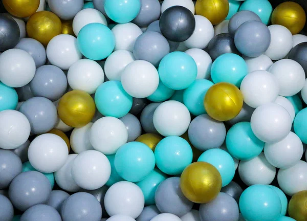 Дитячі пластикові кульки для сухого басейну та веселої гри . — стокове фото
