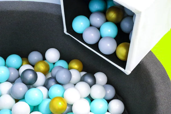Дитячі пластикові кульки для сухого басейну та веселої гри . — стокове фото