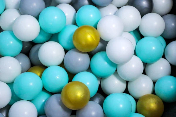 Kinder-Plastikbälle für trockenes Becken und lustiges Spiel. — Stockfoto