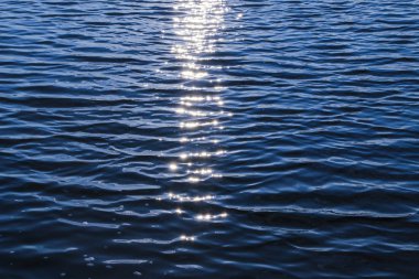 denizde gün batımı. akşam güneş ışınları yansıtılır ve deniz dalgaları nda parıldamaktadır.