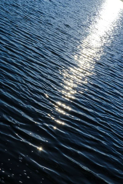 Sonnenuntergang auf See. Sonnenstrahlen der Abendsonne werden reflektiert und glitzern in Meereswellen. — Stockfoto