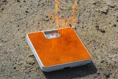 Asfalt dokusal arka plan üzerinde yanan zemin ölçekler. kavramı - kalori yakma, zayıflama ve diyetler ve spor egzersizleri ile kilo kaybetme.