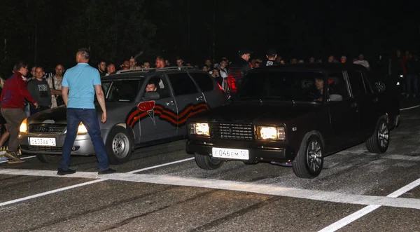 YOSHKAR-OLA, RUSIA, 12 DE MAYO DE 2019: carreras nocturnas ilegales en drag r — Foto de Stock