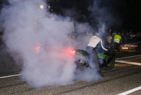 Yoshkar-Ola, Rosja, 12 maja 2019: nielegalne wyścigi nocne na drag r — Zdjęcie stockowe