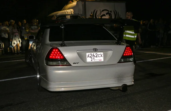 YOSHKAR-OLA, RUSSIA, 12 MAGGIO 2019: corse notturne illegali sulle corse di resistenza su un'autostrada vuota — Foto Stock