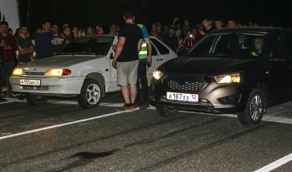 Yoshkar-Ola, Rosja, 12 maja 2019: nielegalne nocne wyścigi na pustej autostradzie — Zdjęcie stockowe