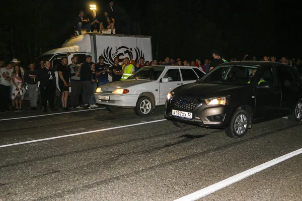 YOSHKAR-OLA, RUSSIA, MUNGKIN 12, 2019: Balap malam ilegal di drag r — Stok Foto