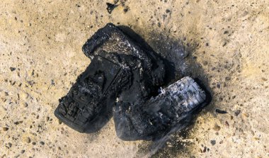 dokusal beton arka plan üzerinde yanmış cep telefonları. Konsept: Düşük kaliteli cep telefonları kullanma tehlikesi.