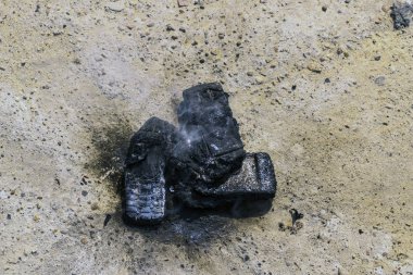 dokusal beton arka plan üzerinde yanmış cep telefonları. Konsept: Düşük kaliteli cep telefonları kullanma tehlikesi.