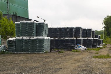 Temiz şişelerin bitmiş ürünleri paletler halinde paketlenir. Şişeli raflar ormanın yakınındaki cam fabrikasının yakınındaki terk edilmiş alanda.