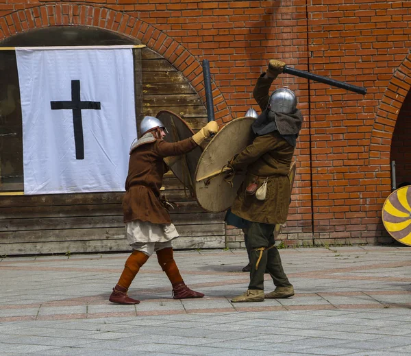 YOSHKAR-OLA, RUSIA, 25 DE MAYO DE 2019: el festival de reconstrucción histórica "HERITAGE" - batalla de caballeros de estilo medieval . —  Fotos de Stock