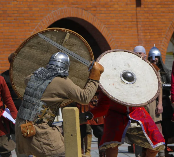 YOSHKAR-OLA, RUSIA, 25 DE MAYO DE 2019: el festival de reconstrucción histórica "HERITAGE" - batalla de caballeros de estilo medieval . —  Fotos de Stock