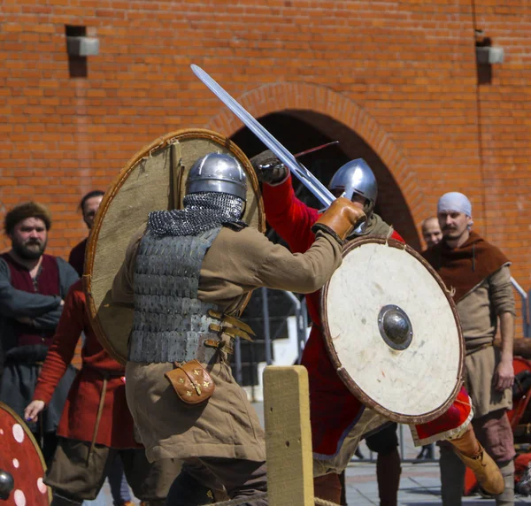 YOSHKAR-OLA, RUSIA, 25 DE MAYO DE 2019: el festival de reconstrucción histórica "HERITAGE" - batalla de caballeros de estilo medieval . —  Fotos de Stock