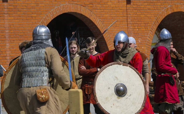 YOSHKAR-OLA, RUSIA, 25 DE MAYO DE 2019: el festival de reconstrucción histórica "HERITAGE" - batalla de caballeros de estilo medieval . —  Fotos de Stock