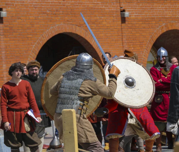 YOSHKAR-OLA, RUSIA, 25 DE MAYO DE 2019: el festival de reconstrucción histórica "HERITAGE" - batalla de caballeros de estilo medieval . —  Fotos de Stock