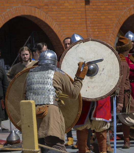 YOSHKAR-OLA, RUSIA, 25 DE MAYO DE 2019: el festival de reconstrucción histórica "HERITAGE" - batalla de caballeros de estilo medieval . —  Fotos de Stock