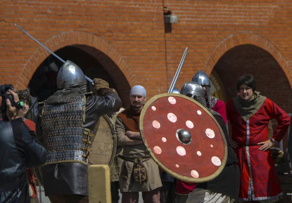 YOSHKAR-OLA, RUSIA, 25 DE MAYO DE 2019: el festival de reconstrucción histórica "HERITAGE" - batalla de caballeros de estilo medieval . —  Fotos de Stock