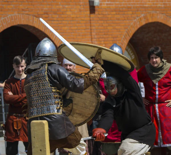 YOSHKAR-OLA, RUSIA, 25 DE MAYO DE 2019: el festival de reconstrucción histórica "HERITAGE" - batalla de caballeros de estilo medieval . —  Fotos de Stock