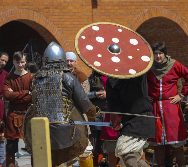 YOSHKAR-OLA, RUSIA, 25 DE MAYO DE 2019: el festival de reconstrucción histórica "HERITAGE" - batalla de caballeros de estilo medieval . —  Fotos de Stock