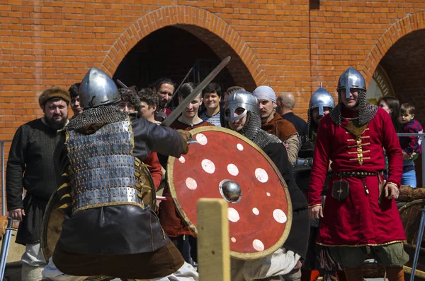 YOSHKAR-OLA, RUSIA, 25 DE MAYO DE 2019: el festival de reconstrucción histórica "HERITAGE" - batalla de caballeros de estilo medieval . —  Fotos de Stock