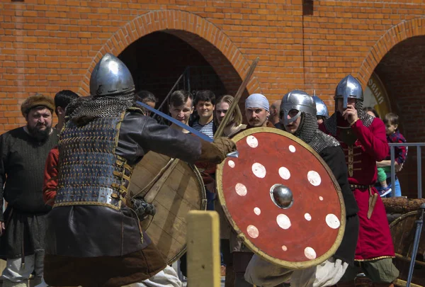 YOSHKAR-OLA, RUSSIA, 25 MAGGIO 2019: la festa della ricostruzione storica "HERITAGE" - battaglia dei cavalieri in stile medievale . — Foto Stock