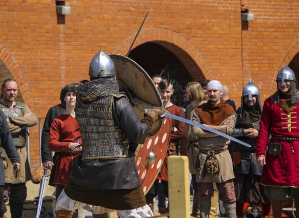 Yoshkar-Ola, Rosja, 25 maja 2019 r.: święto historycznej odbudowy "Dziedzictwa" - bitwa średniowiecznych rycerzy. — Zdjęcie stockowe