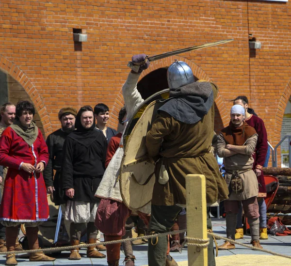 YOSHKAR-OLA, RUSIA, 25 DE MAYO DE 2019: el festival de reconstrucción histórica "HERITAGE" - batalla de caballeros de estilo medieval . —  Fotos de Stock