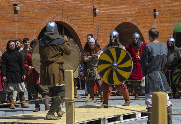 YOSHKAR-OLA, RUSIA, 25 DE MAYO DE 2019: el festival de reconstrucción histórica "HERITAGE" - batalla de caballeros de estilo medieval . —  Fotos de Stock