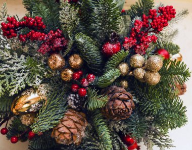 Çam dalları, altın Noel decorat Noel bileşimi