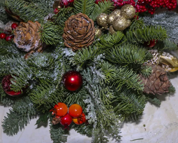 Kerst samenstelling van pine takken, gouden kerst decorat — Stockfoto