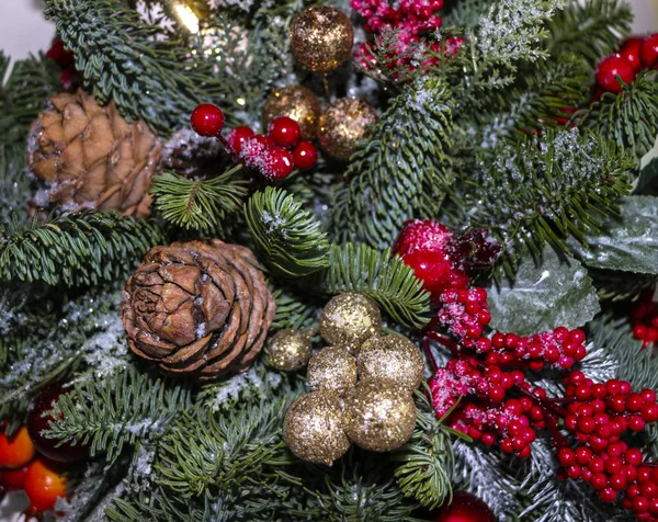 Composição de Natal de ramos de pinho, decoração de Natal dourada — Fotografia de Stock