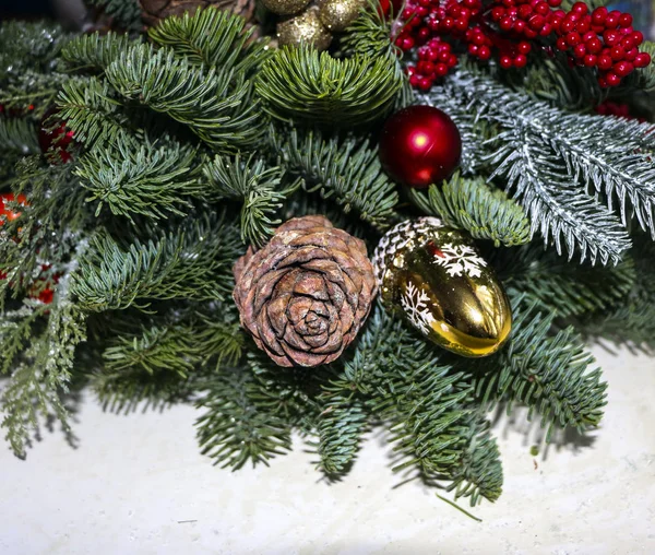 Kerst samenstelling van pine takken, gouden kerst decorat — Stockfoto