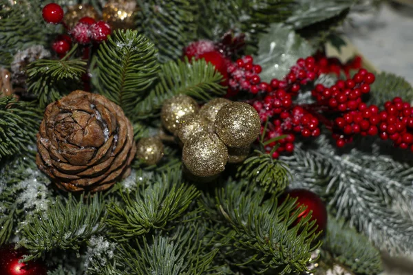 Composição de Natal de ramos de pinho, decoração de Natal dourada — Fotografia de Stock