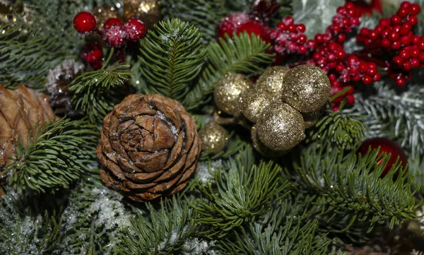 Kerst samenstelling van pine takken, gouden kerst decorat — Stockfoto