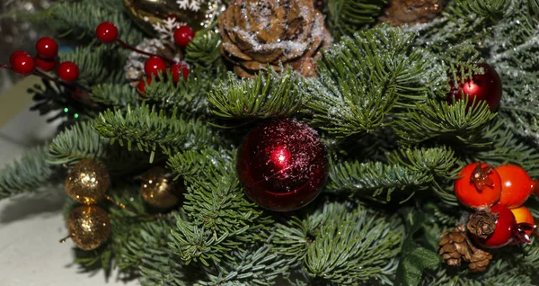 Composição de Natal de ramos de pinho, decoração de Natal dourada — Fotografia de Stock