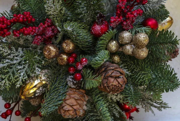 Composição de Natal de ramos de pinho, decoração de Natal dourada — Fotografia de Stock