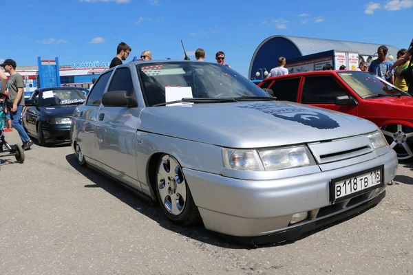 YOSHKAR-OLA, RUSIA, 02 DE JUNIO DE 2019: Expositores de automóviles y motocicletas —  Fotos de Stock