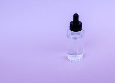 yağ ile pipet ile cam şişe, boş arka planda serum