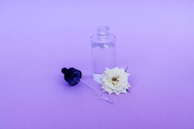 Beyaz gül Flo ile yağ veya serum ile pipet ile cam şişe