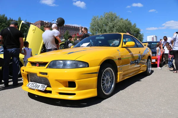 YOSHKAR-OLA, RUSIA, 02 DE JUNIO DE 2019: Expositores de automóviles y motocicletas — Foto de Stock