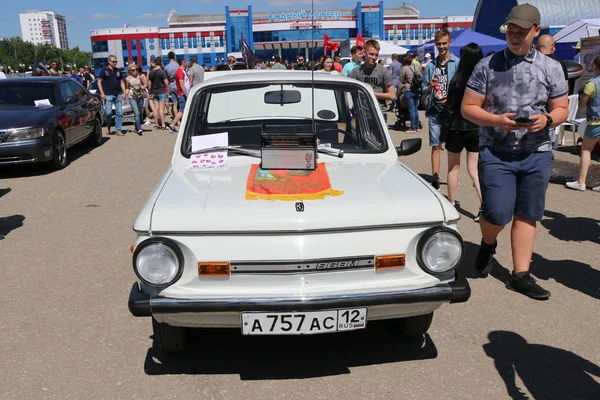 YOSHKAR-OLA, RUSIA, 02 DE JUNIO DE 2019: Expositores de automóviles y motocicletas — Foto de Stock