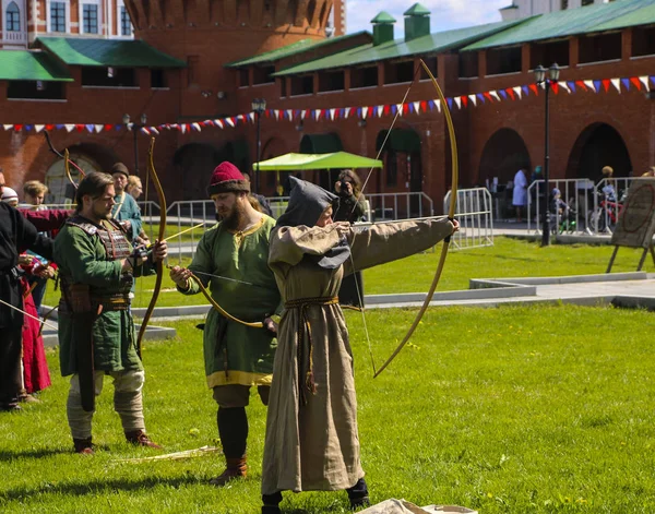 YOSHKAR-OLA, RUSIA, 25 DE MAYO DE 2019: el festival de la reconstrucción histórica HERENCIA torneo de arqueros medievales en el tiro al blanco . —  Fotos de Stock