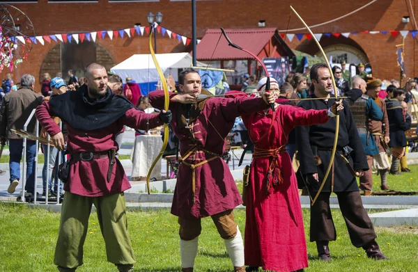 YOSHKAR-OLA, RUSIA, 25 DE MAYO DE 2019: el festival de la reconstrucción histórica HERENCIA torneo de arqueros medievales en el tiro al blanco . —  Fotos de Stock